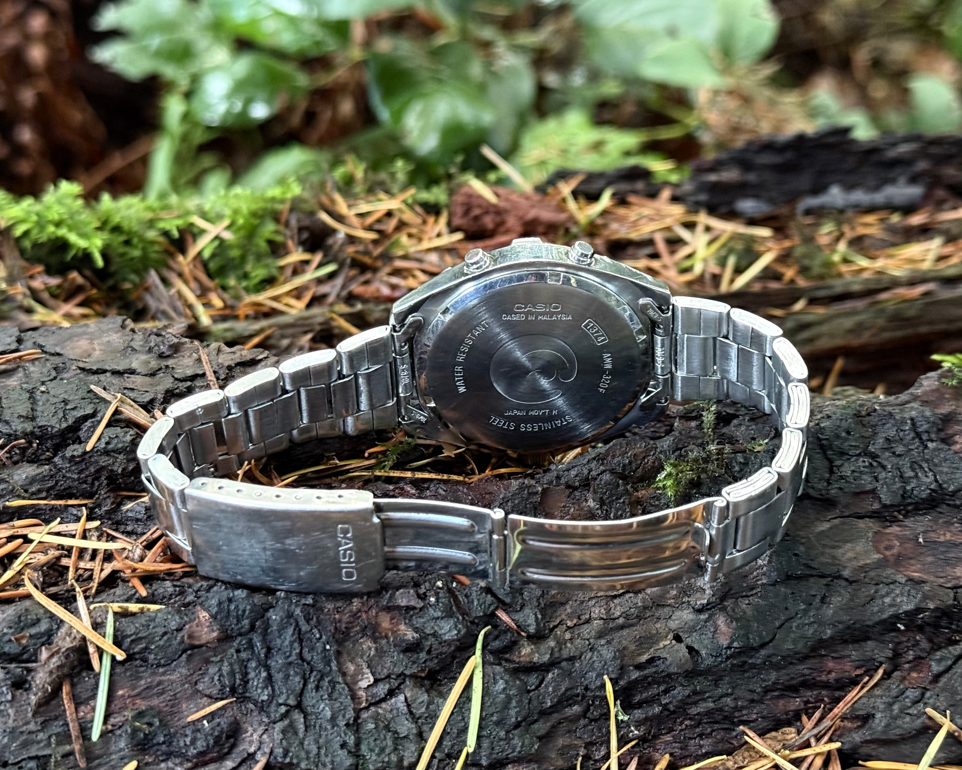 CASIO White Dial Ana-Digi 10 ATM Alarm Chronograph Diver Quartz Stainless Steel Wristwatch ref. AMW-320F