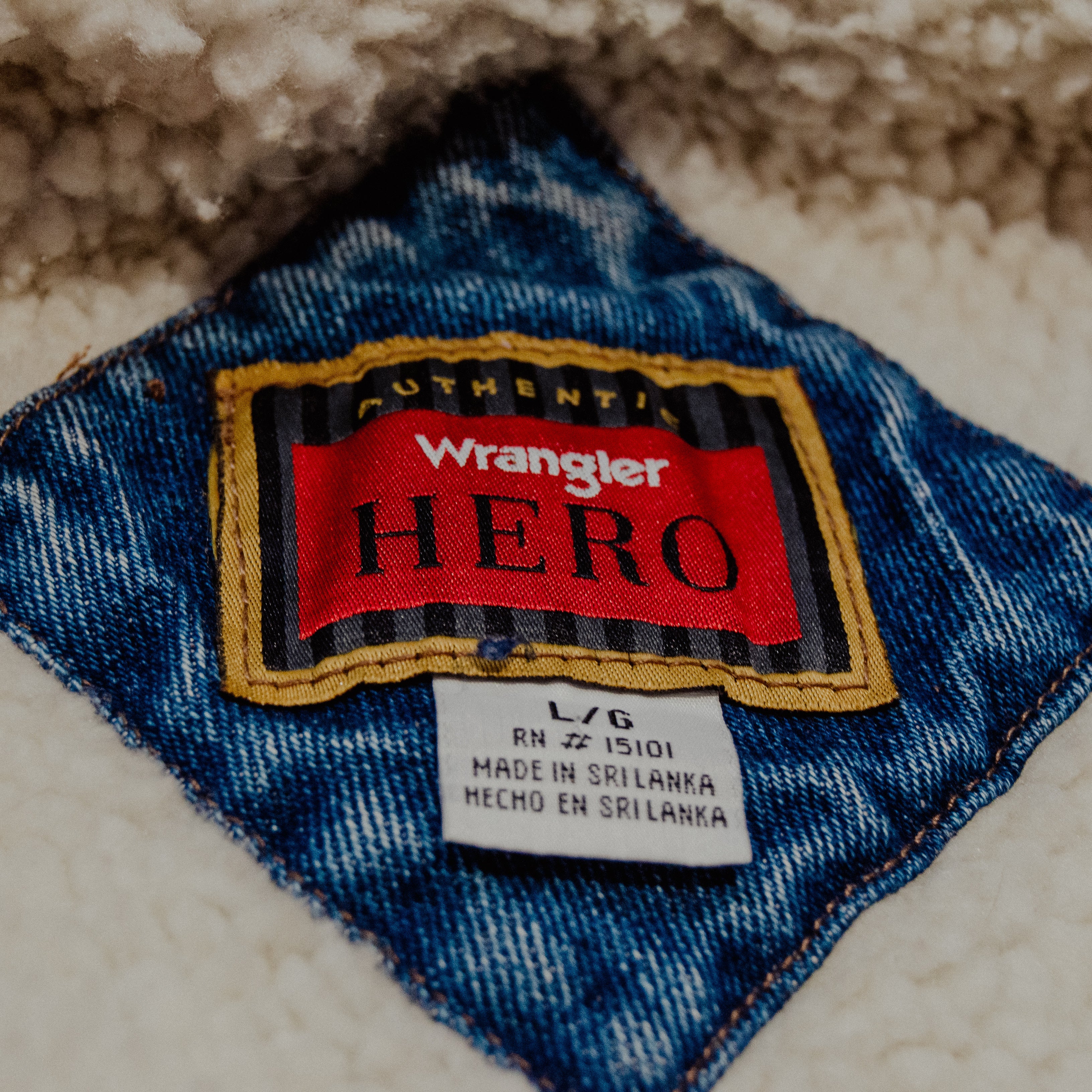 Vintage 90s Wrangler HERO Denim Sherpa Lined Jacket - Corduroy Collar - Size Large - Trucker Coa